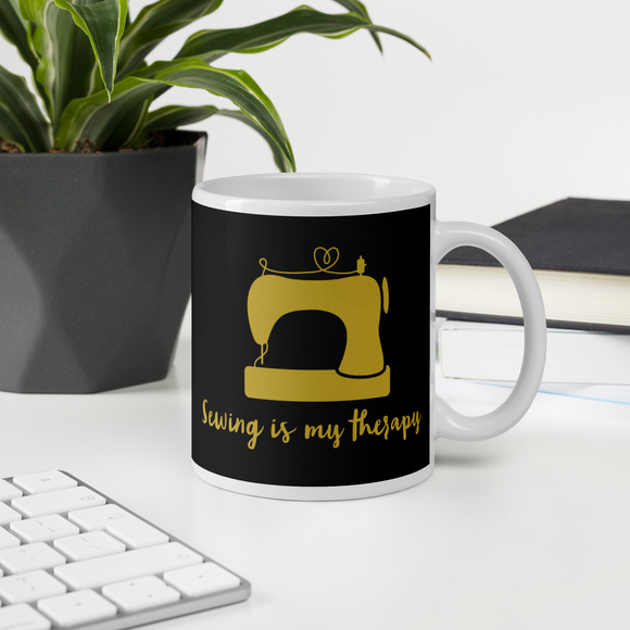 Mugg - Sewing is my therapy Svart-Guld